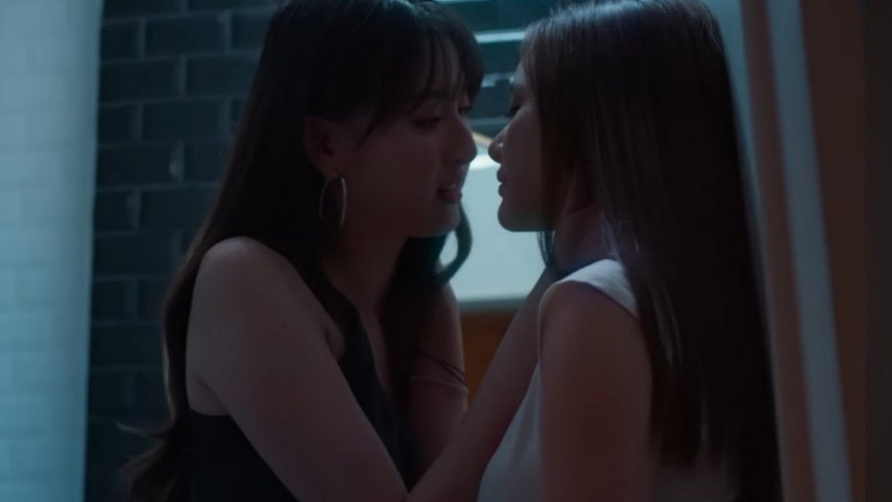 Luật Cấm Yêu Em - Backdrop 4