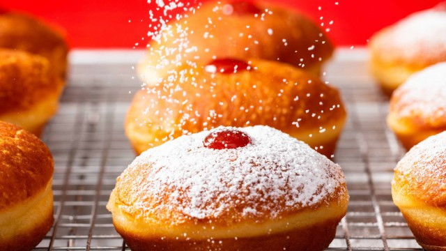 Cook's Country - Season 18 Episode 10 : Jewish Donuts and Potatoes