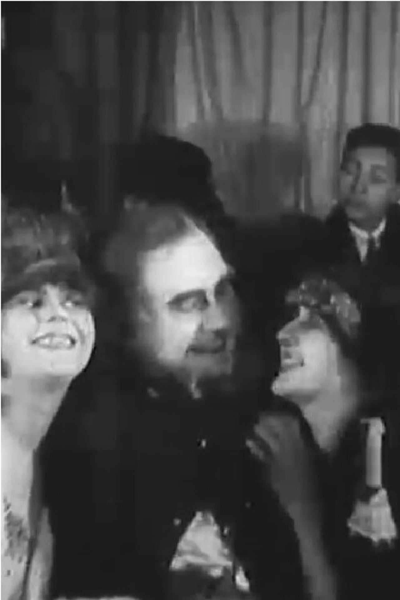 Uztuptēva pēdējie piedzīvojumi Rīgā Backdrop