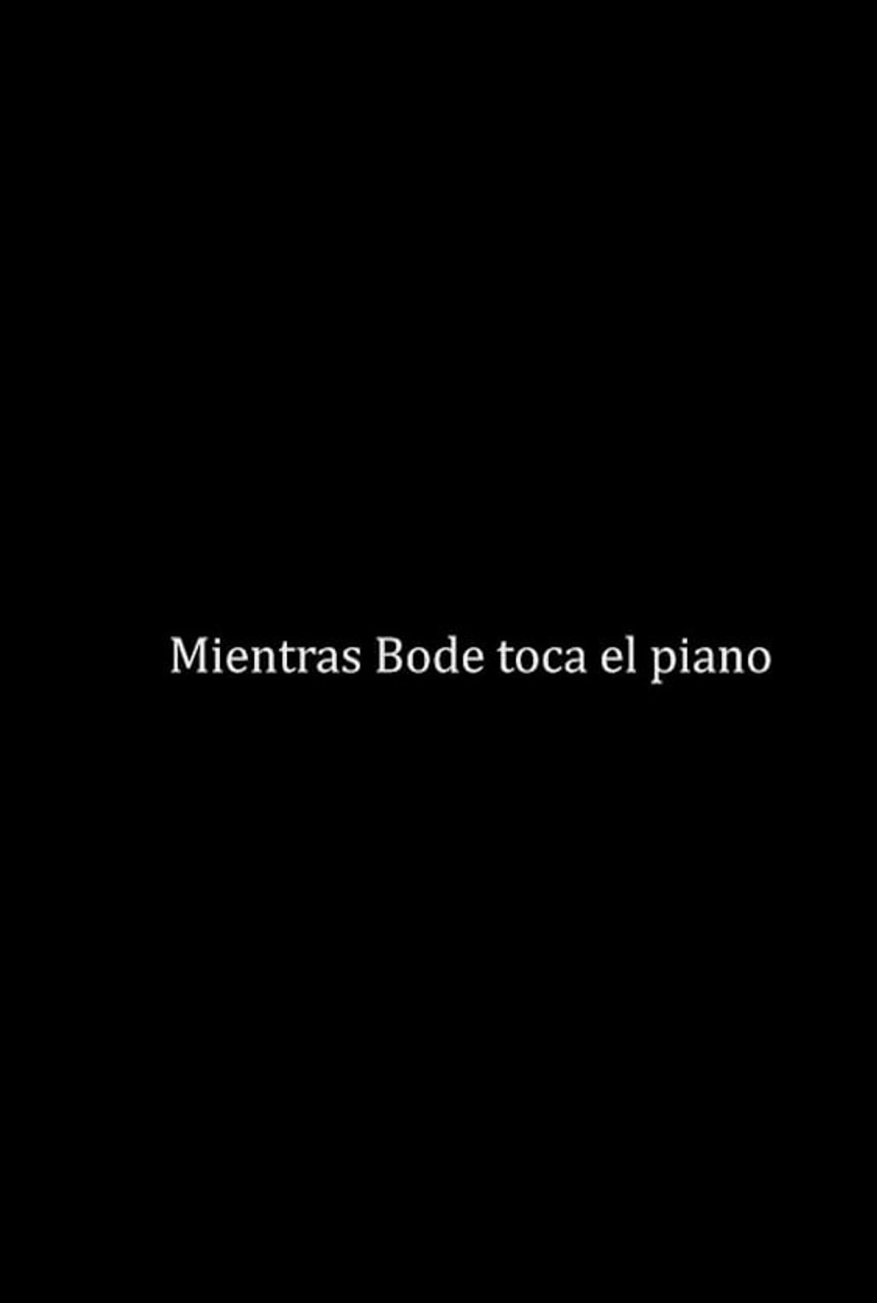 Mientras Bode toca el piano
