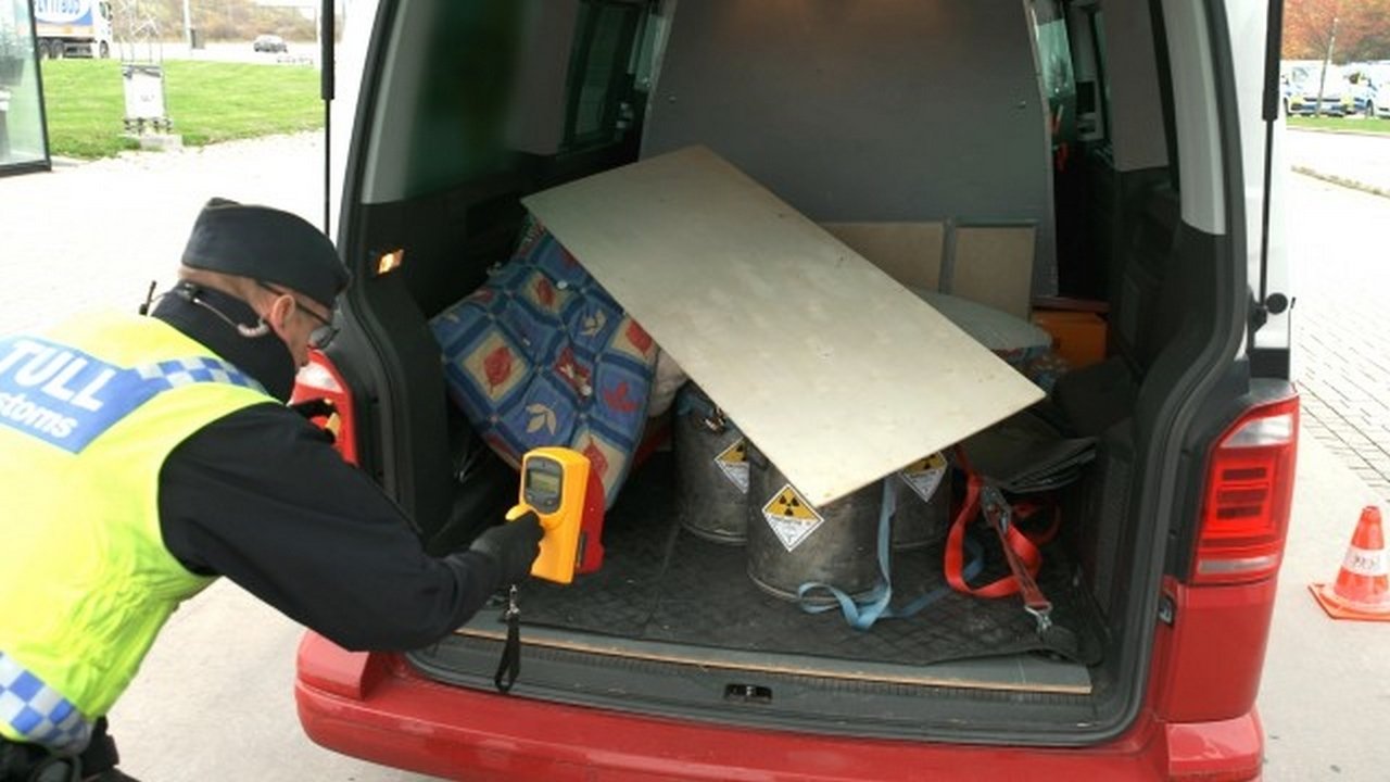 Border Control: Sweden - Season 3 Episode 13 : Hazardous Cargo