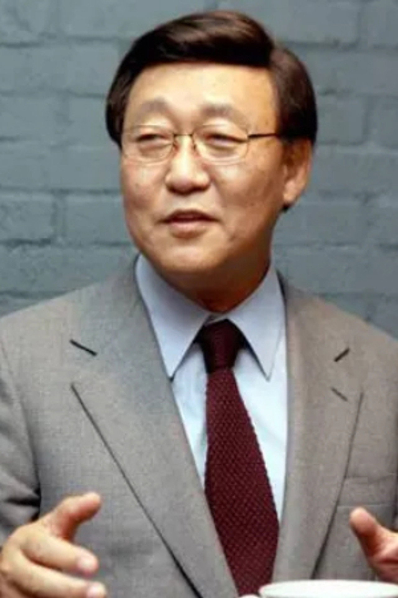 김동건