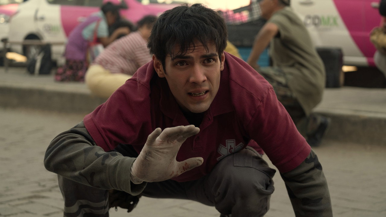 Gia Đình Sống Giữa Màn Đêm - Backdrop 32