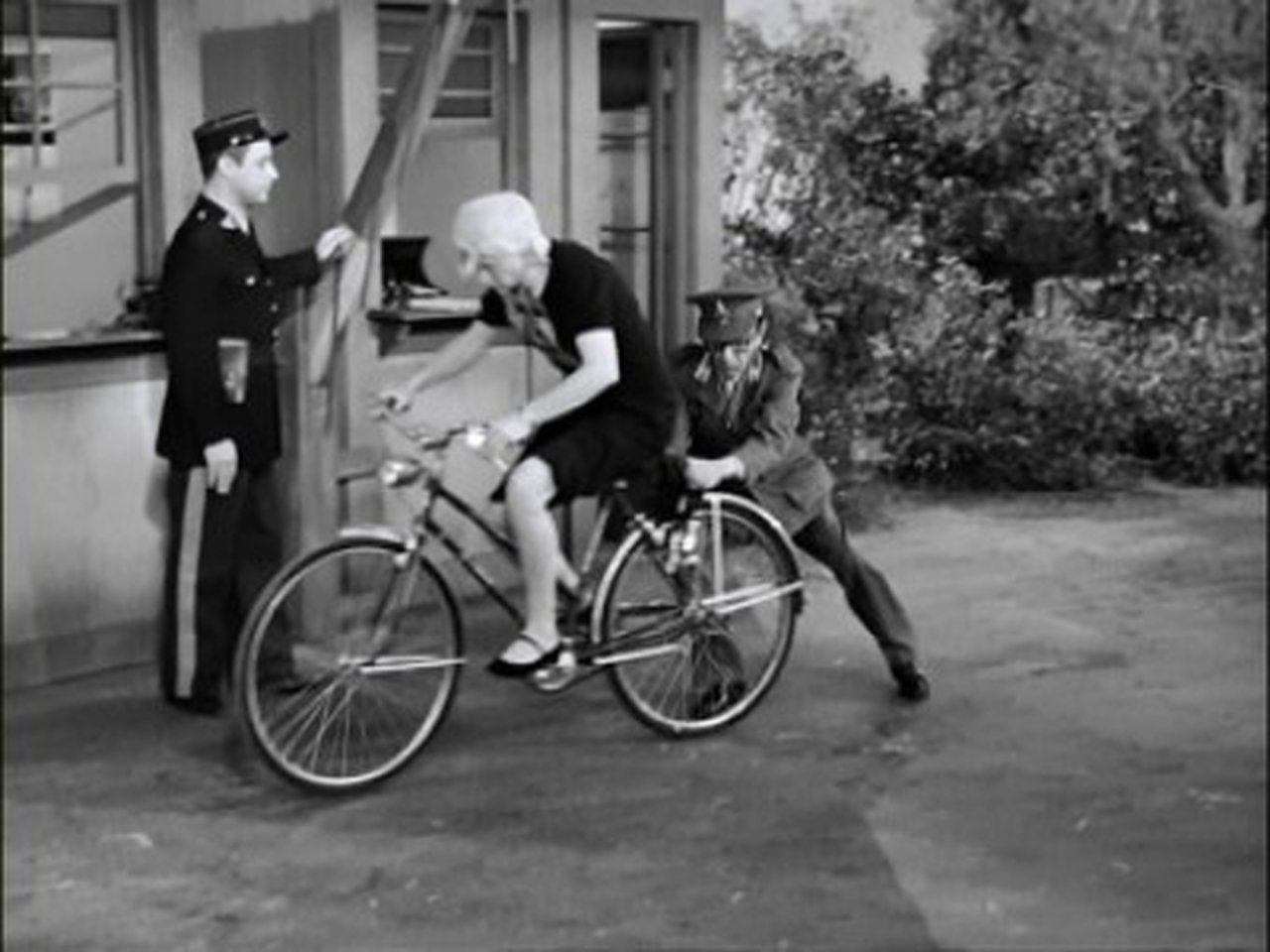 I Love Lucy - Season 5 Episode 24 : Lucy's Bicycle Trip
