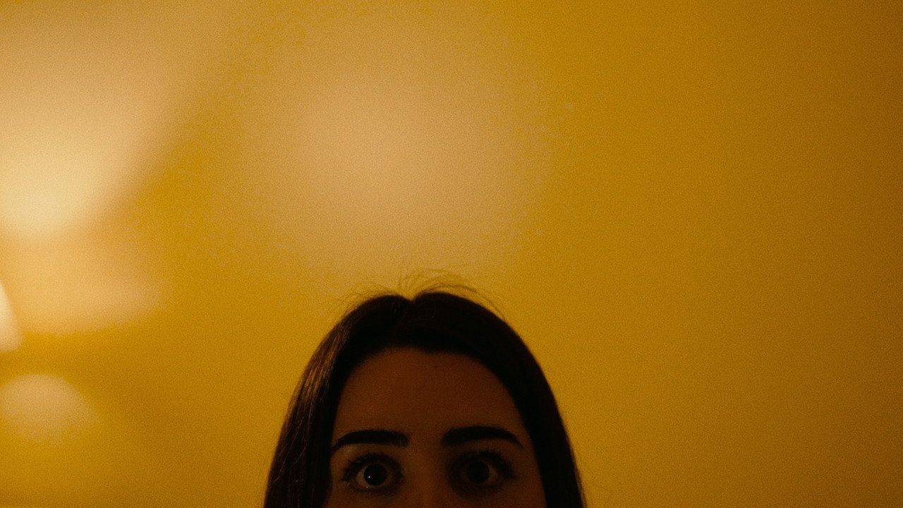 Sola En Casa