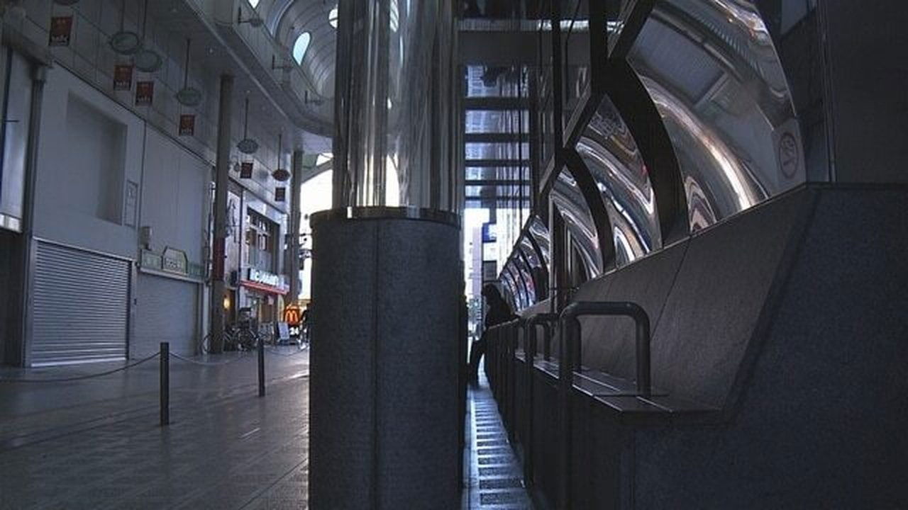 Document 72 Hours - Season 4 Episode 7 : Benches and People: An Osaka Shopping Arcade