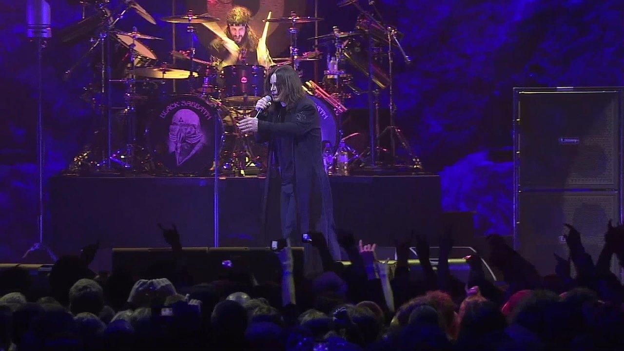 Black Sabbath: Live... Gathered In Their Masses background