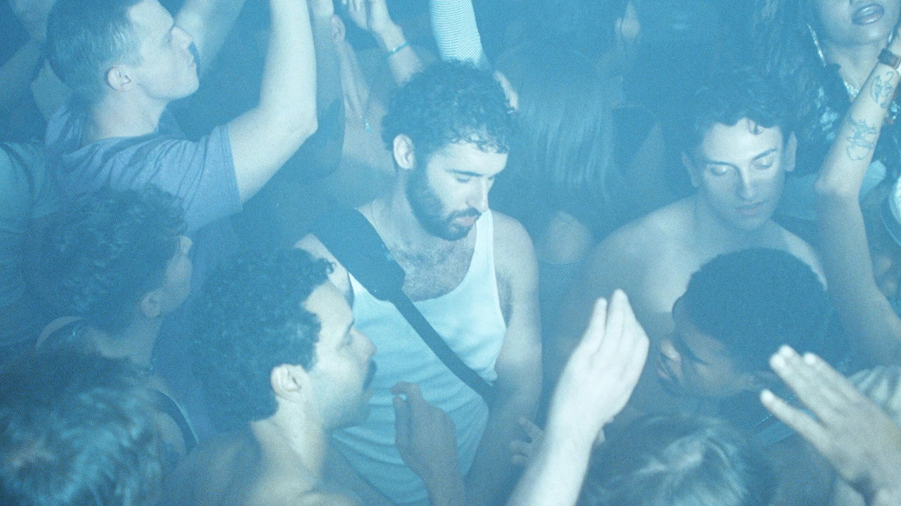 Club Kid, recensione: la svolta queer di Jordan Firstman tra caos notturno e paternità inattesa