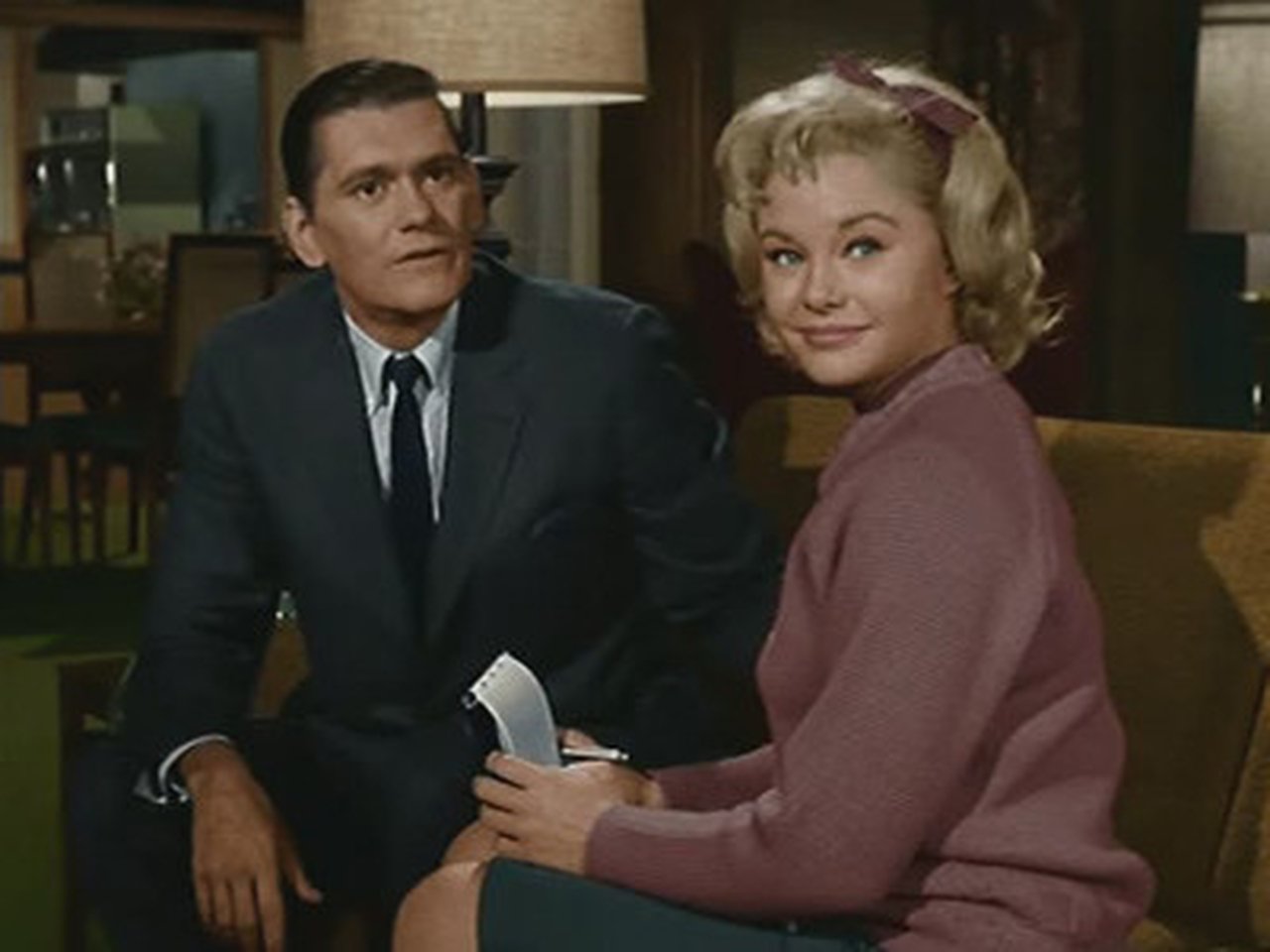 Bewitched - Season 1 Episode 8 : The Girl Reporter