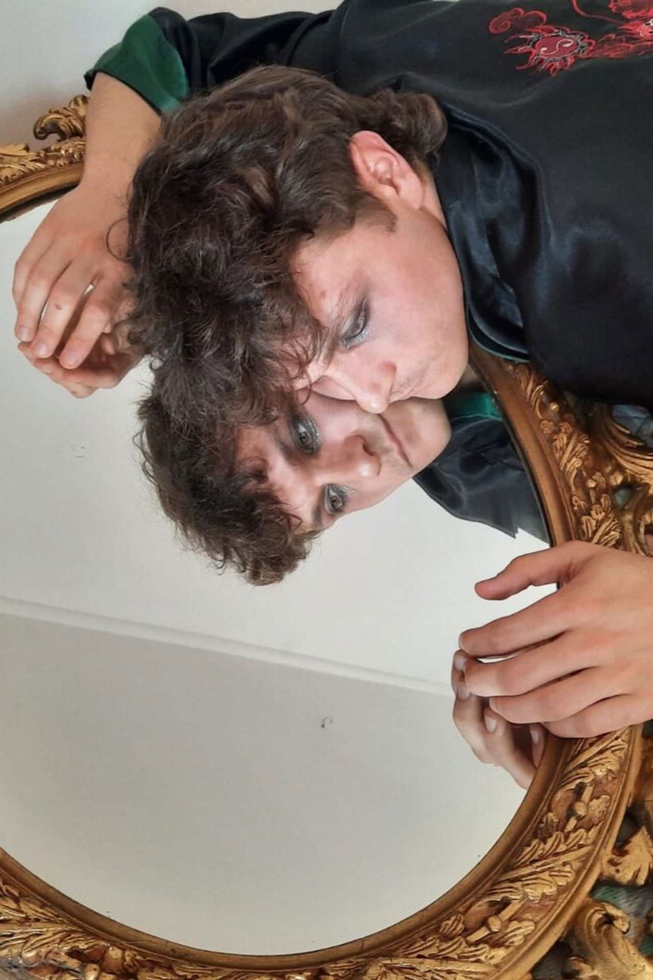 A Pressa Escorre Pelos Meus Olhos Backdrop