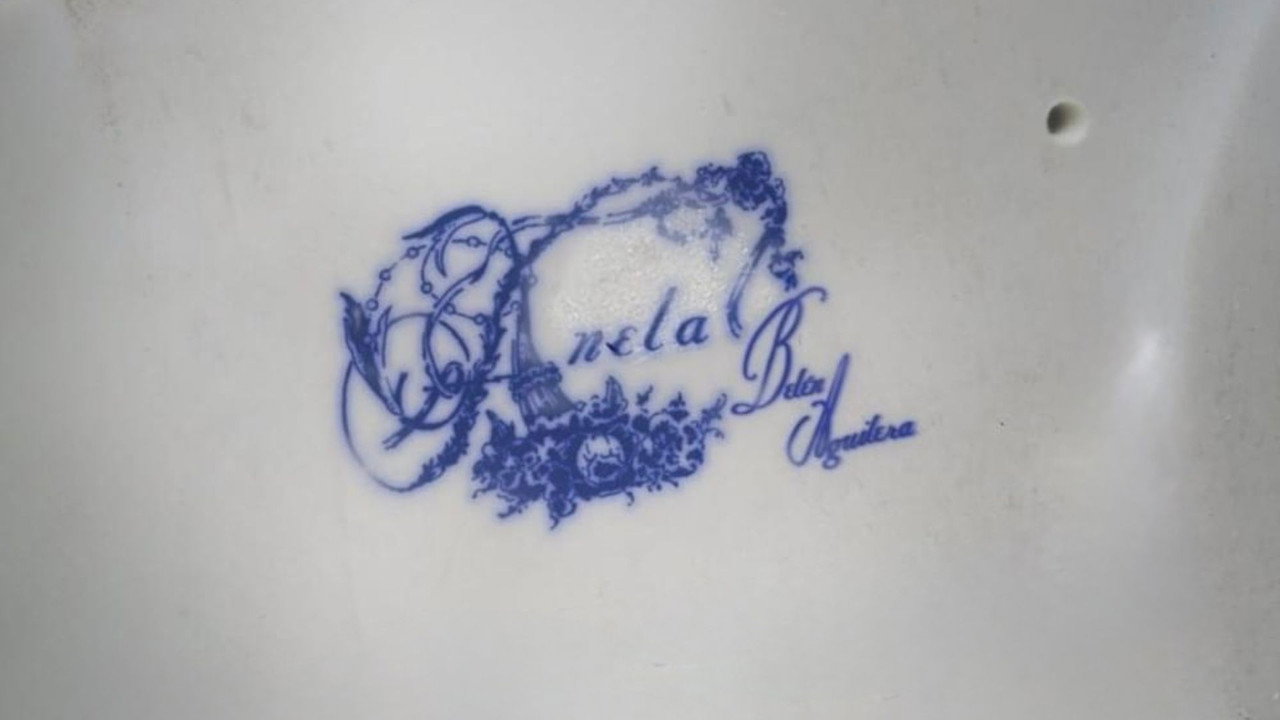 Anela still 3