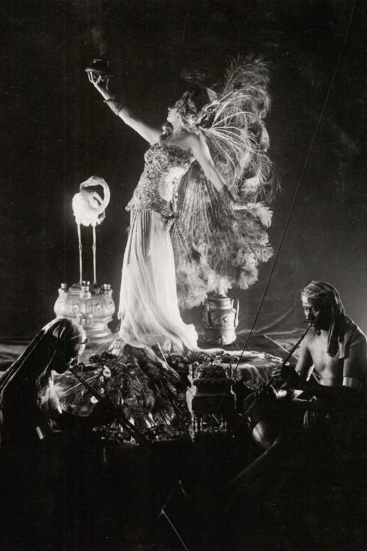 Det gaadefulde Væsen Backdrop