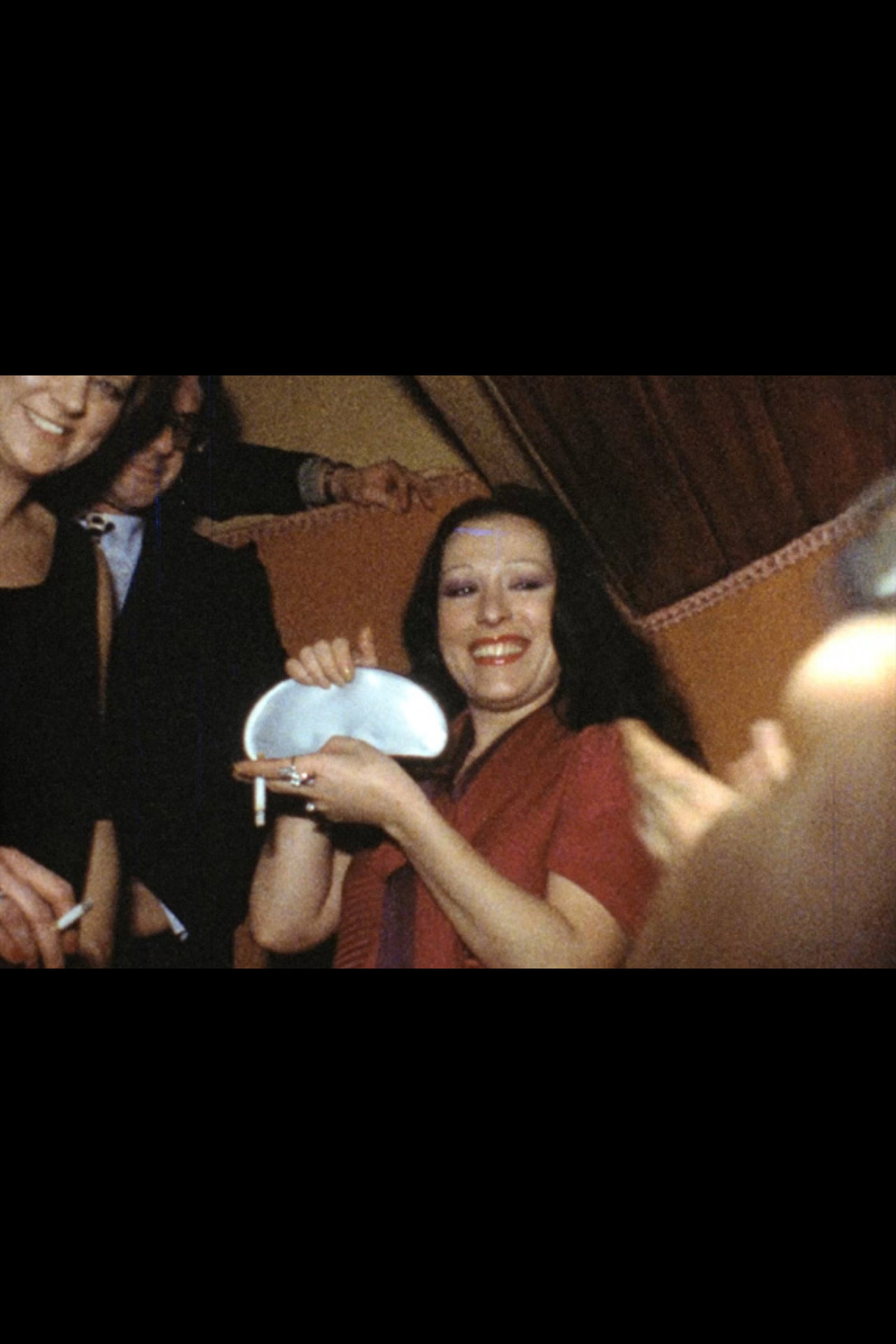 Filmación de Massiel recibiendo un premio de un colectivo de lesbianas Backdrop