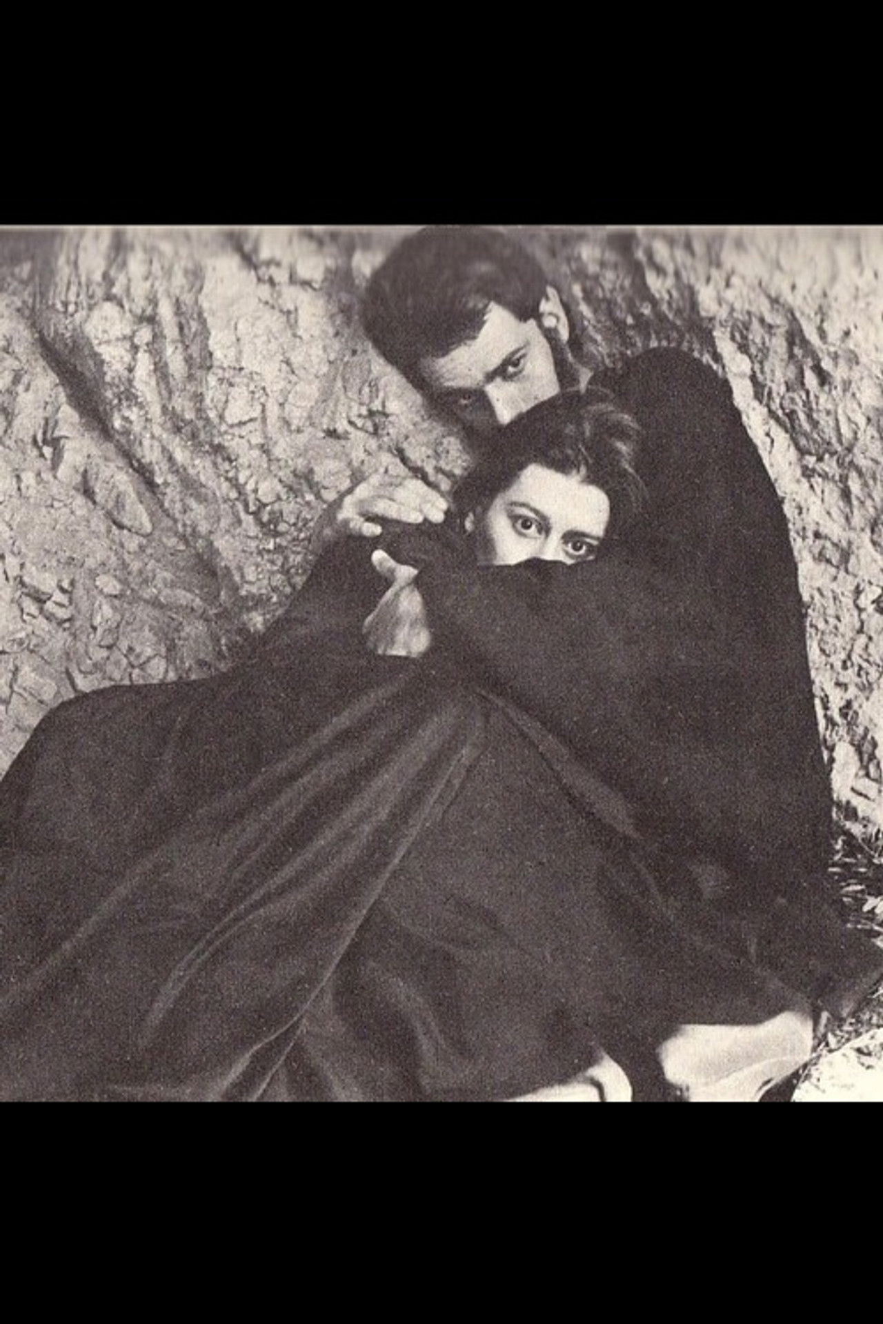 Εις θάνατον Backdrop