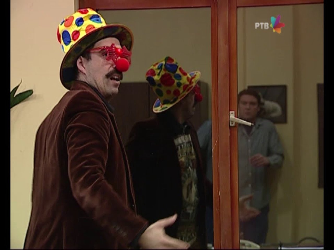 Government Job - Season 4 Episode 107 : 698 Igraonica