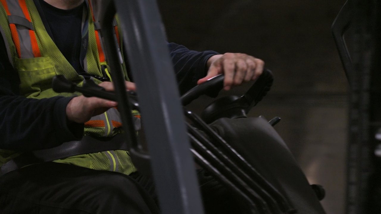 Ice Airport Alaska - Season 5 Episode 1 : Flight of the Grizzly