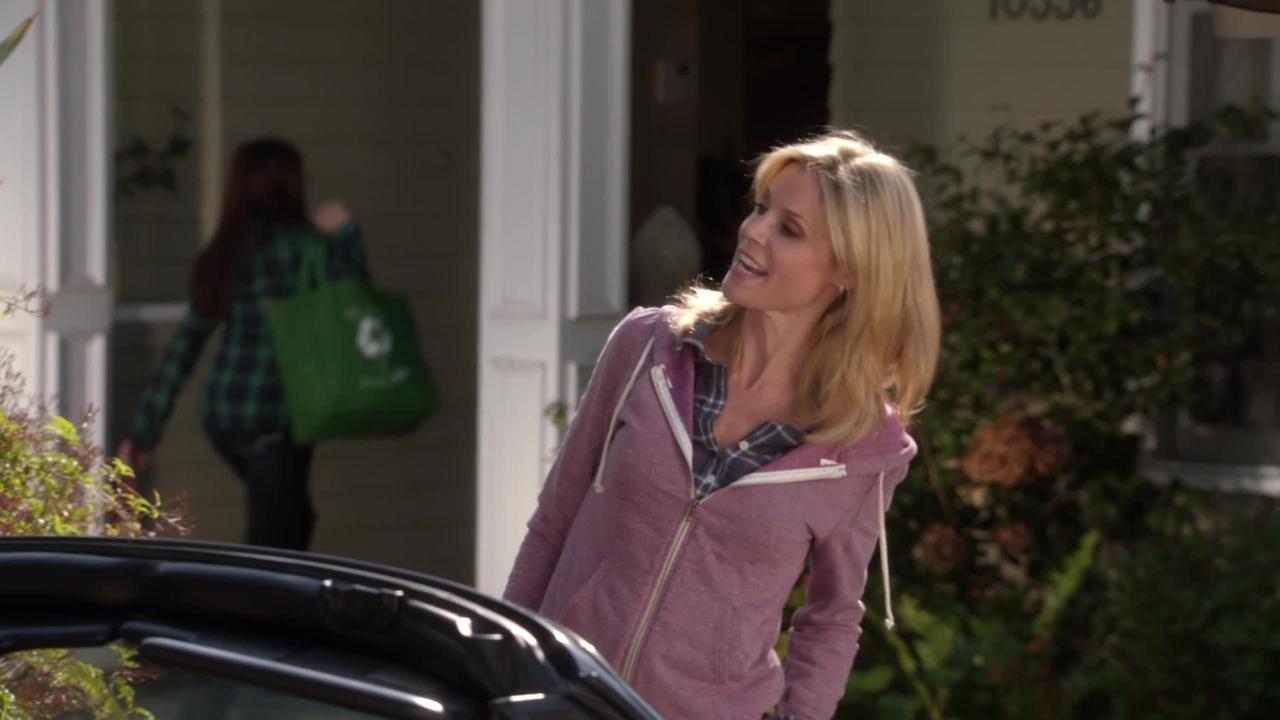 Modern Family - Season 3 Episode 21 : Planes, Trains and Cars