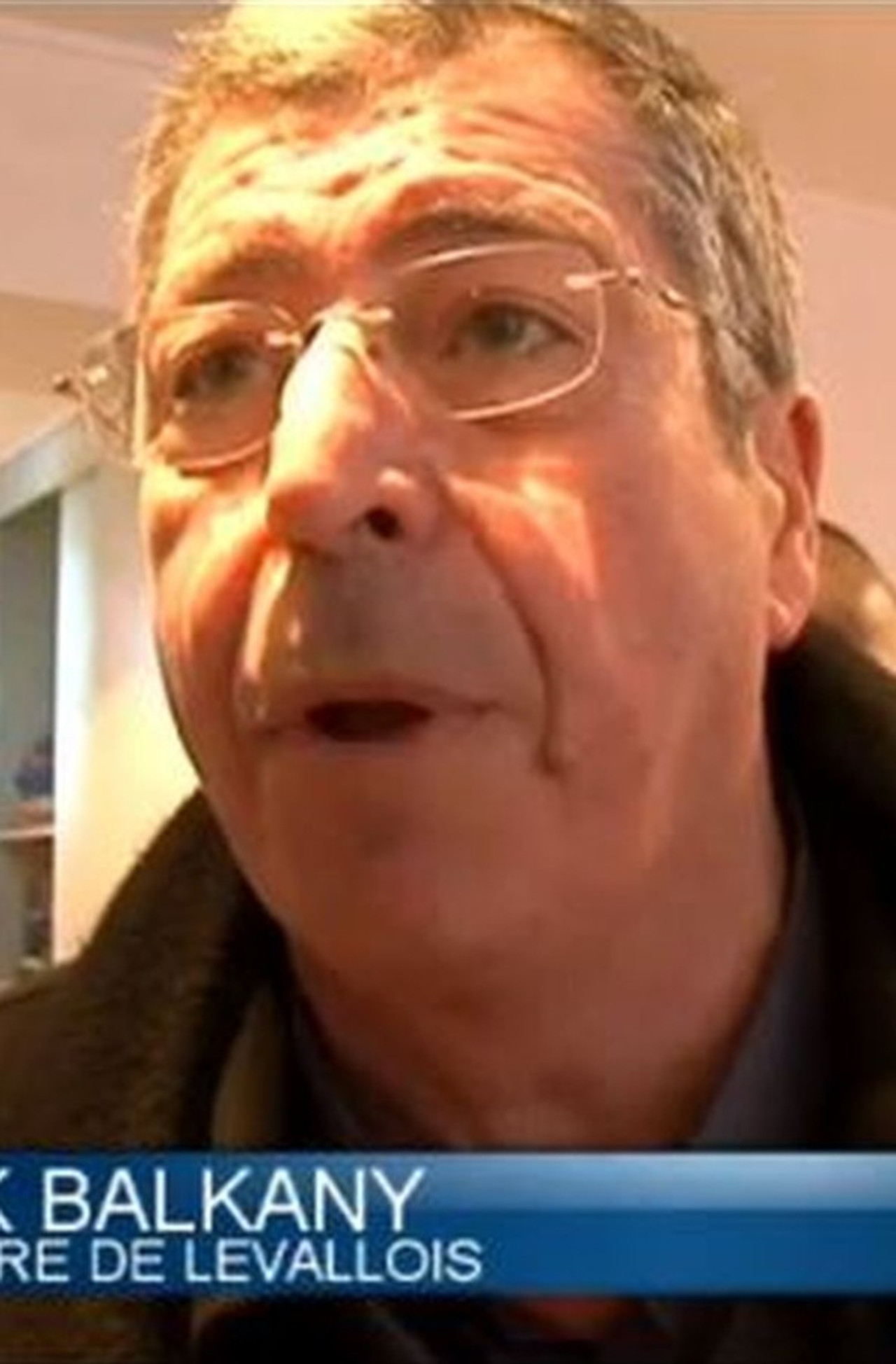 Balkany s'énerve et confisque la caméra de BFMTV Backdrop