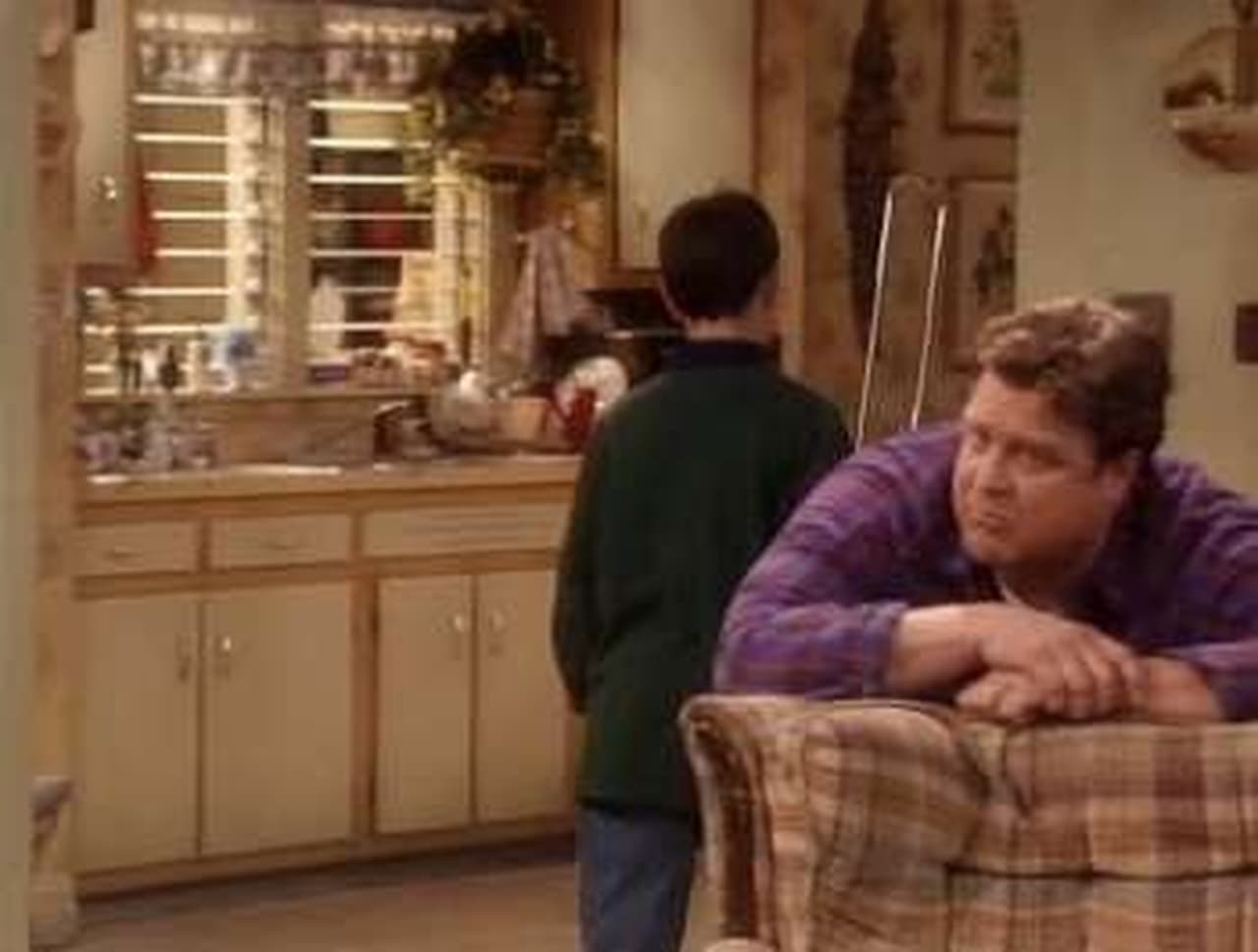 Roseanne - Season 8 Episode 13 : The White Sheep of the Family