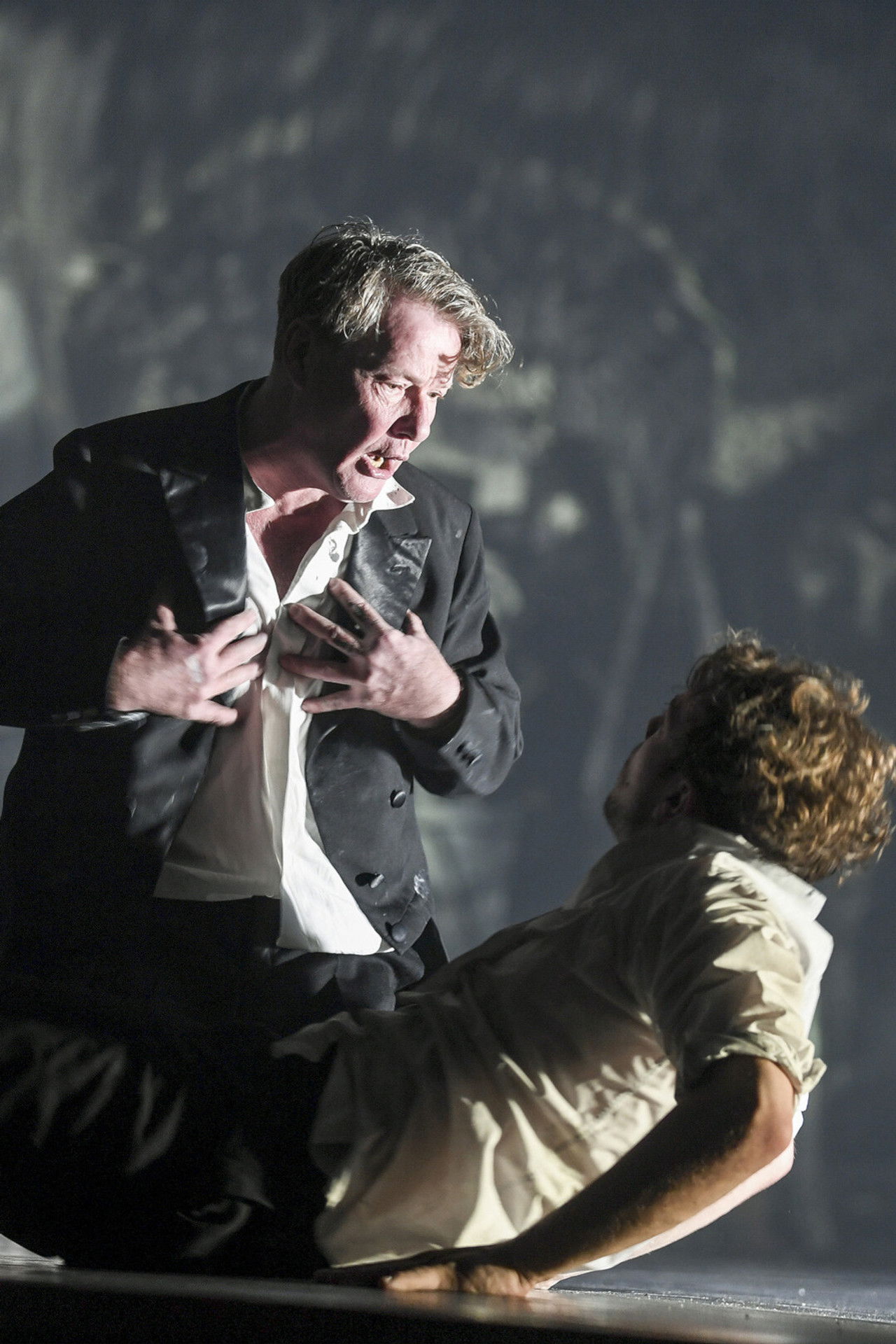 Erniedrigte und Beleidigte Backdrop