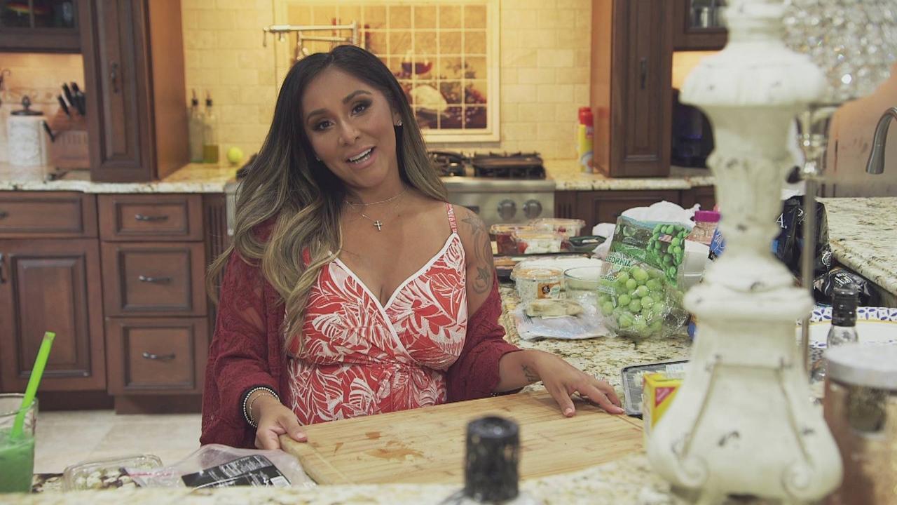 Jersey Shore: Family Vacation - Season 5 Episode 2 : Snooki Vs. The Rock