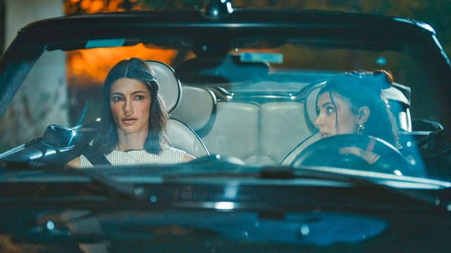 ما تراه ليس كما يبدو backdrop