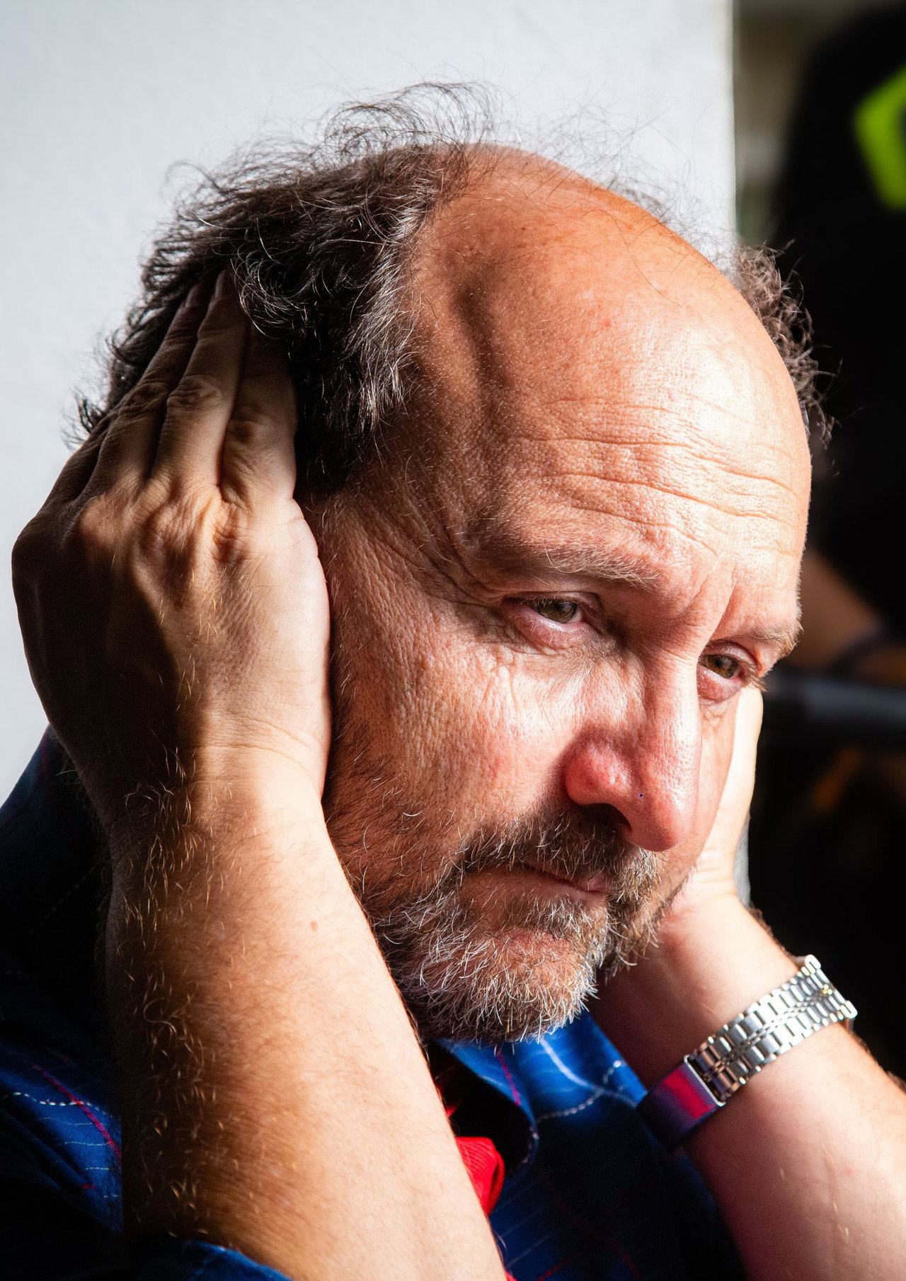 La historia de un hombre que empezó a llorar y ya nunca pudo parar Backdrop