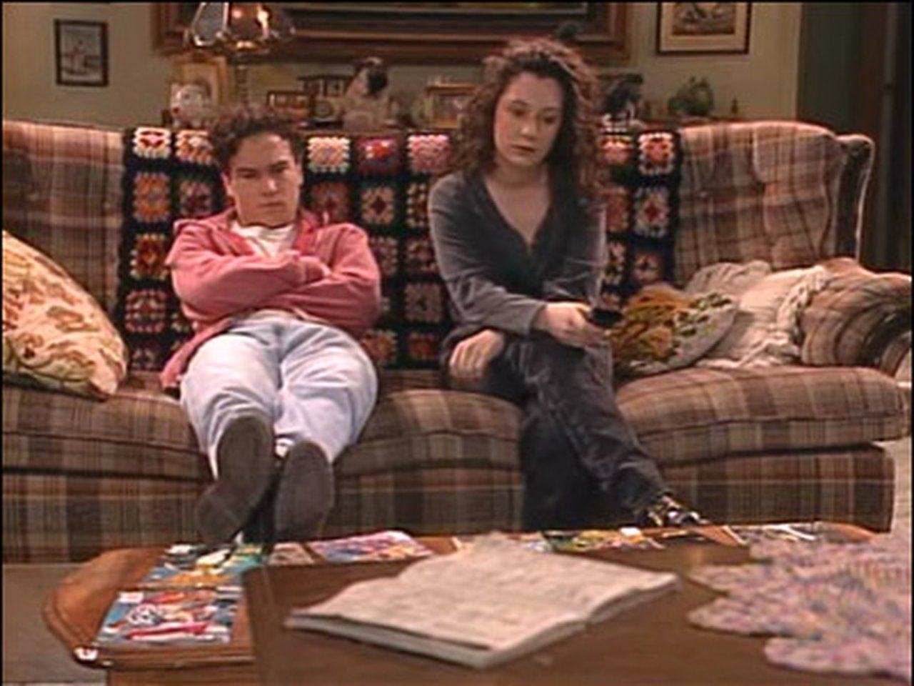 Roseanne - Season 4 Episode 21 : Lies