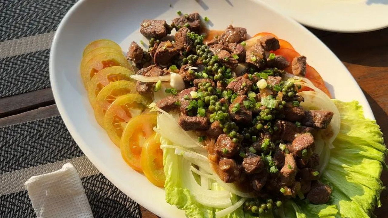 Voyage en cuisine — Cambodge : le boeuf lôc lac