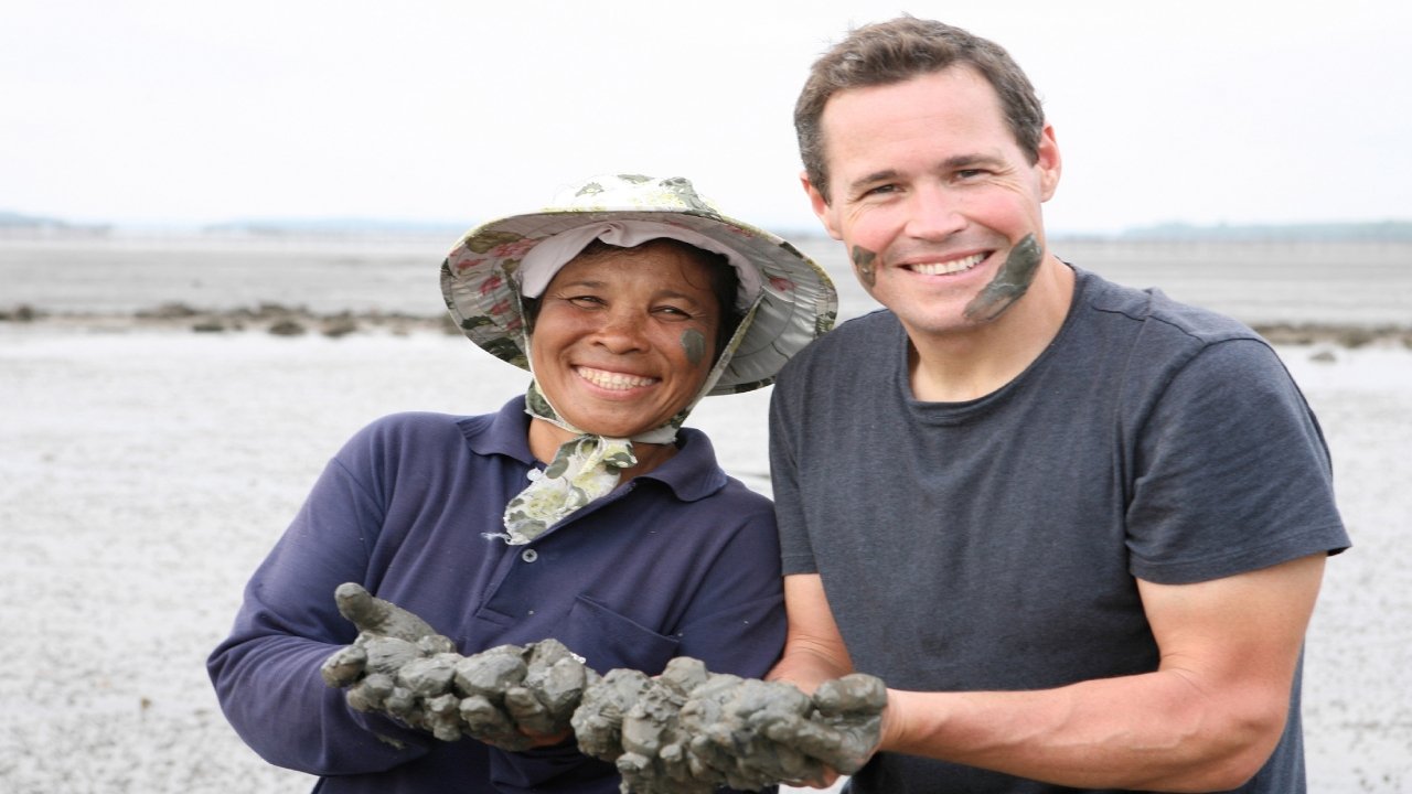 Extreme Cuisine with Jeff Corwin background