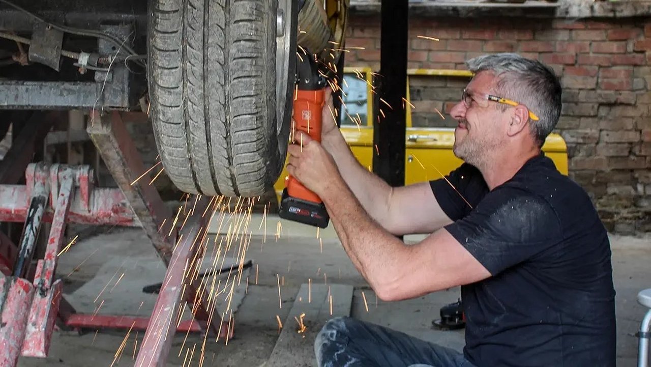Ant Anstead: Born Mechanic - Season 1 Episode 1 : Dolomite Sprint