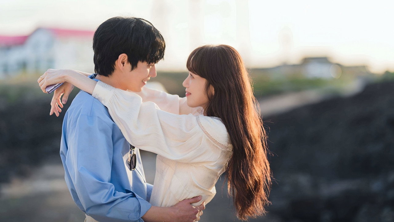 HÀO QUANG MƯỢN VÀ NHỮNG KẺ DỌN DẸP ÁNH SÁNG: KHI CHIẾC GƯƠNG CHIẾU HẬU CỦA SHOWBIZ LÊN TIẾNG cinematic still