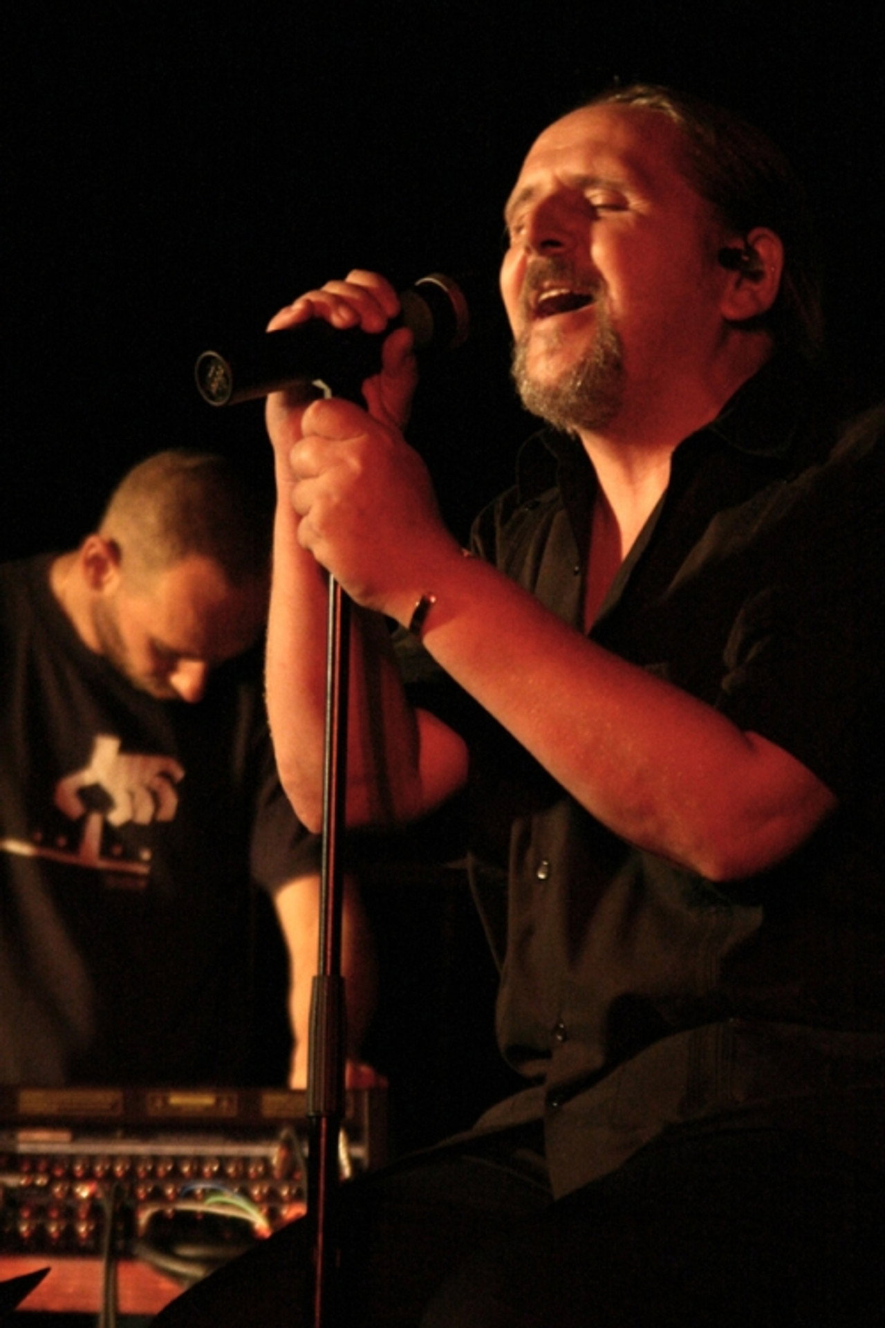 Hansi Lang Willkommen im Slow Club Backdrop