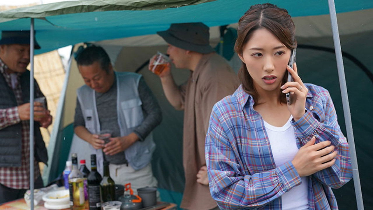 町内キャンプNTR テントの中で中出しされた妻の衝撃的寝取られ映像 竹内有紀 backdrop