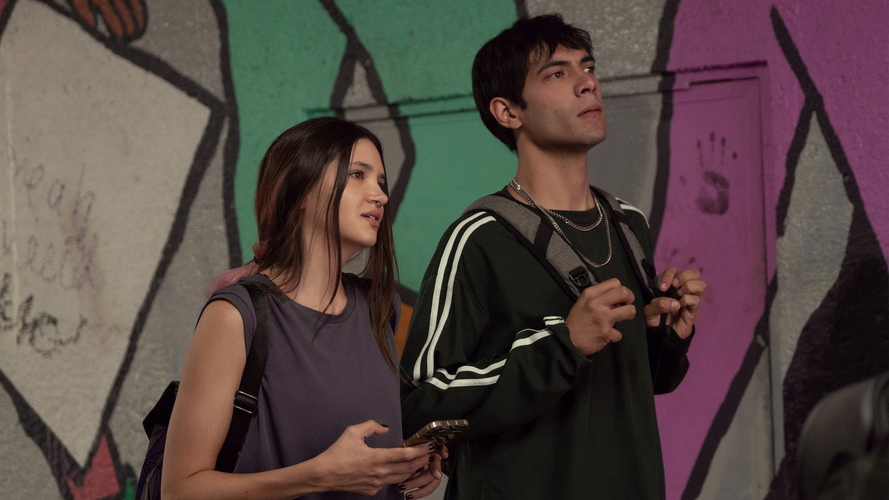 Gia Đình Sống Giữa Màn Đêm - Backdrop 29