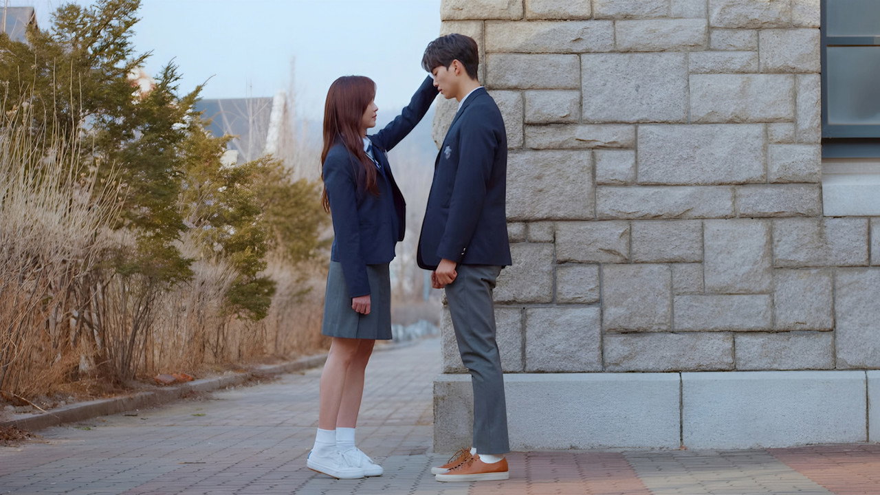 Love Alarm — still 23