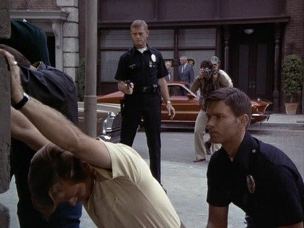 Adam-12 - Season 2 Episode 3 : Log 052: Good Cop: Handle with Care