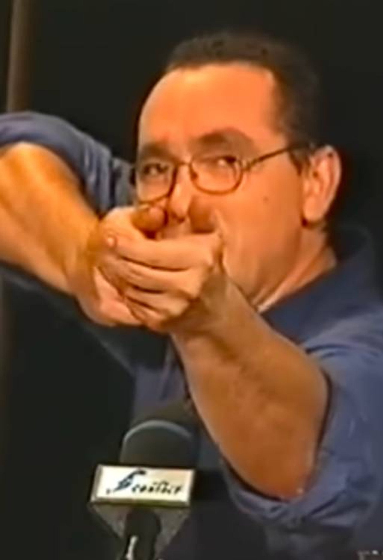 L'Ours Bleu Backdrop