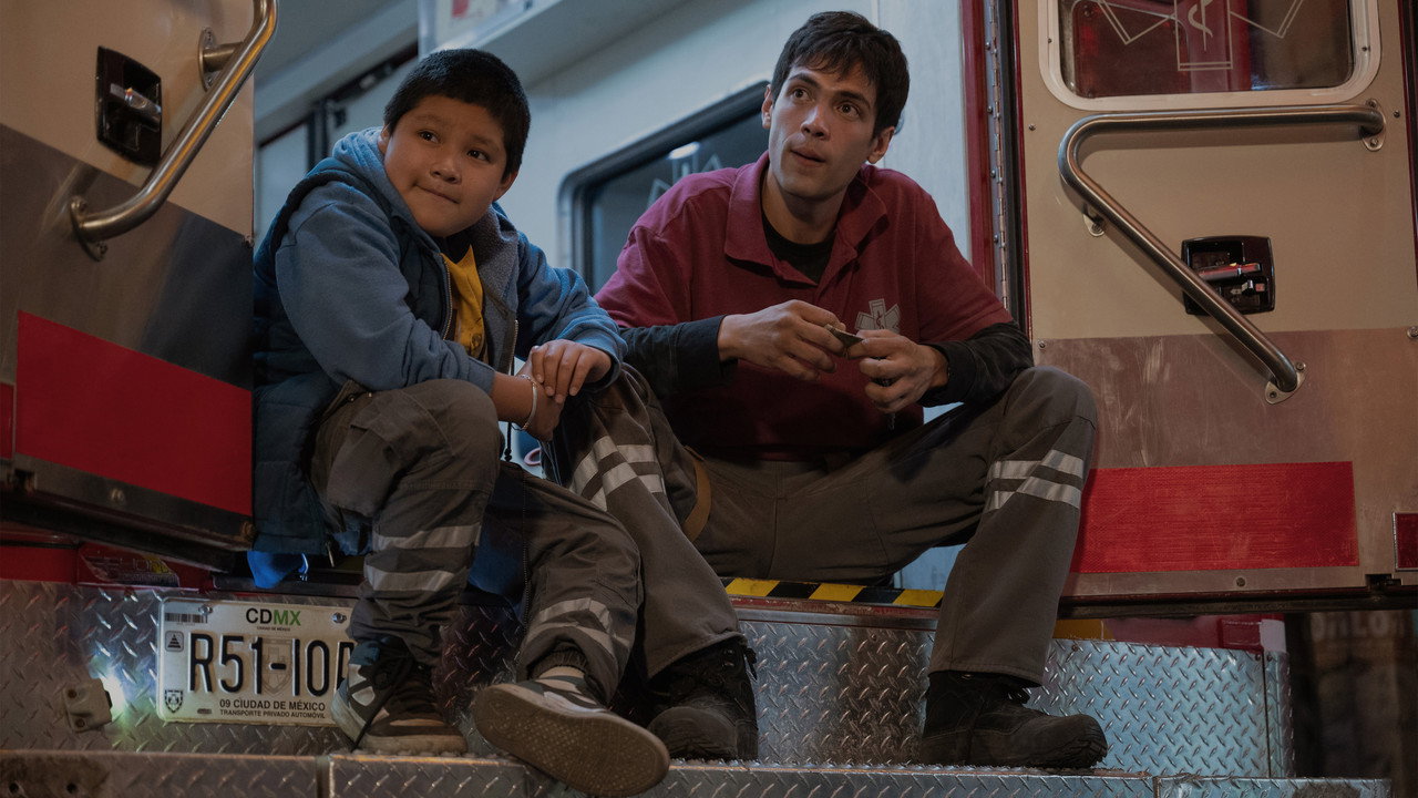 Gia Đình Sống Giữa Màn Đêm - Backdrop 26