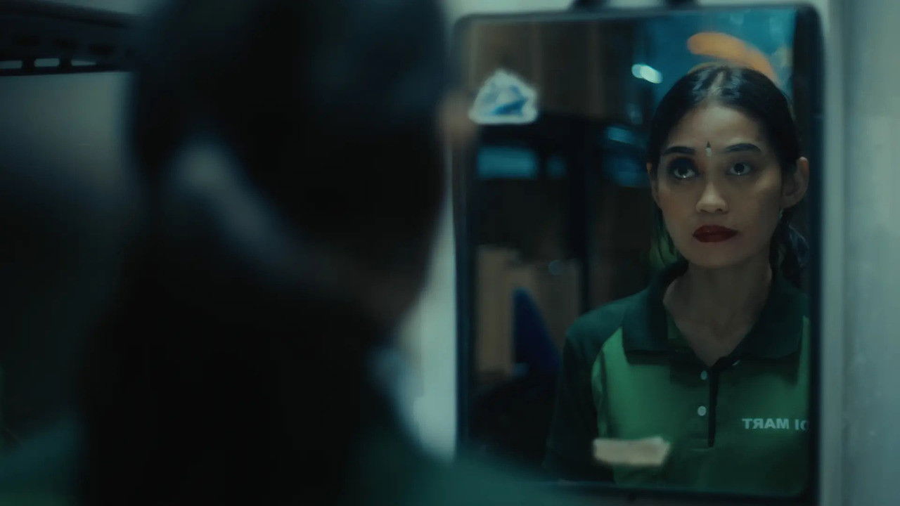 Bulan di Tepian Surga