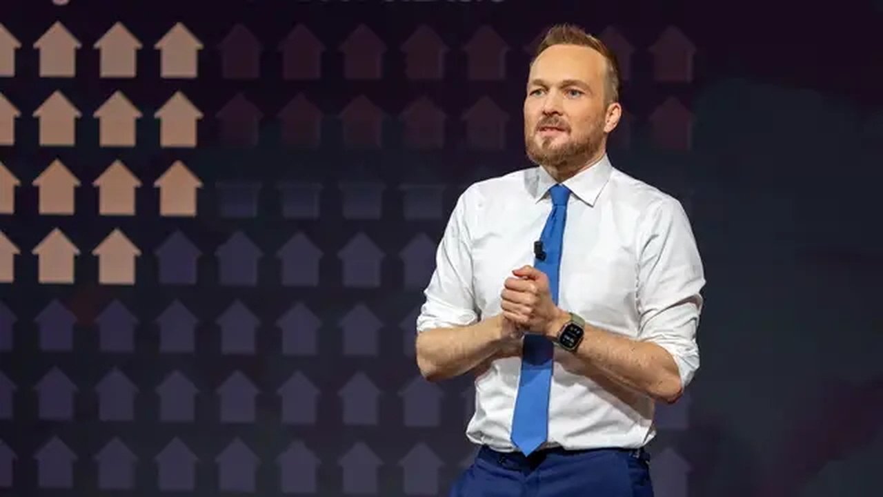 Lubach - Season 2 Episode 32 : Episode 32 - Should Refugees Be Given Priority For Housing?