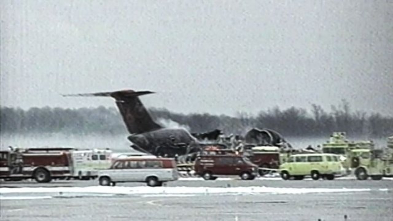 Mayday - Season 20 Episode 2 : Taxiway Turmoil