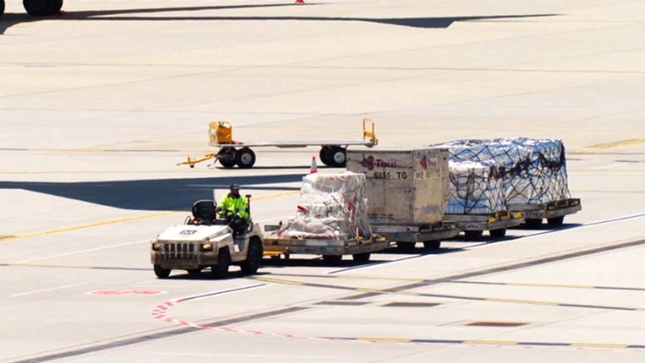 Airport 24/7 - Season 1 Episode 2 : Trouble Shooters