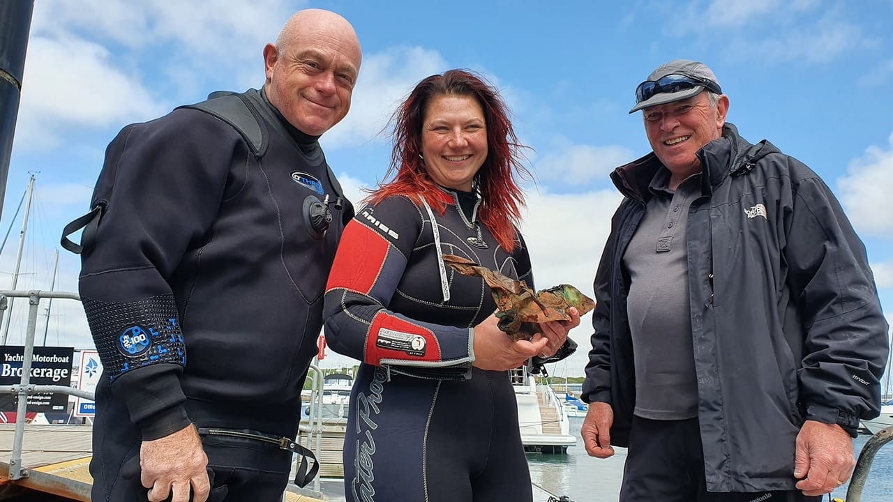 Ross Kemp: Shipwreck Treasure Hunter background