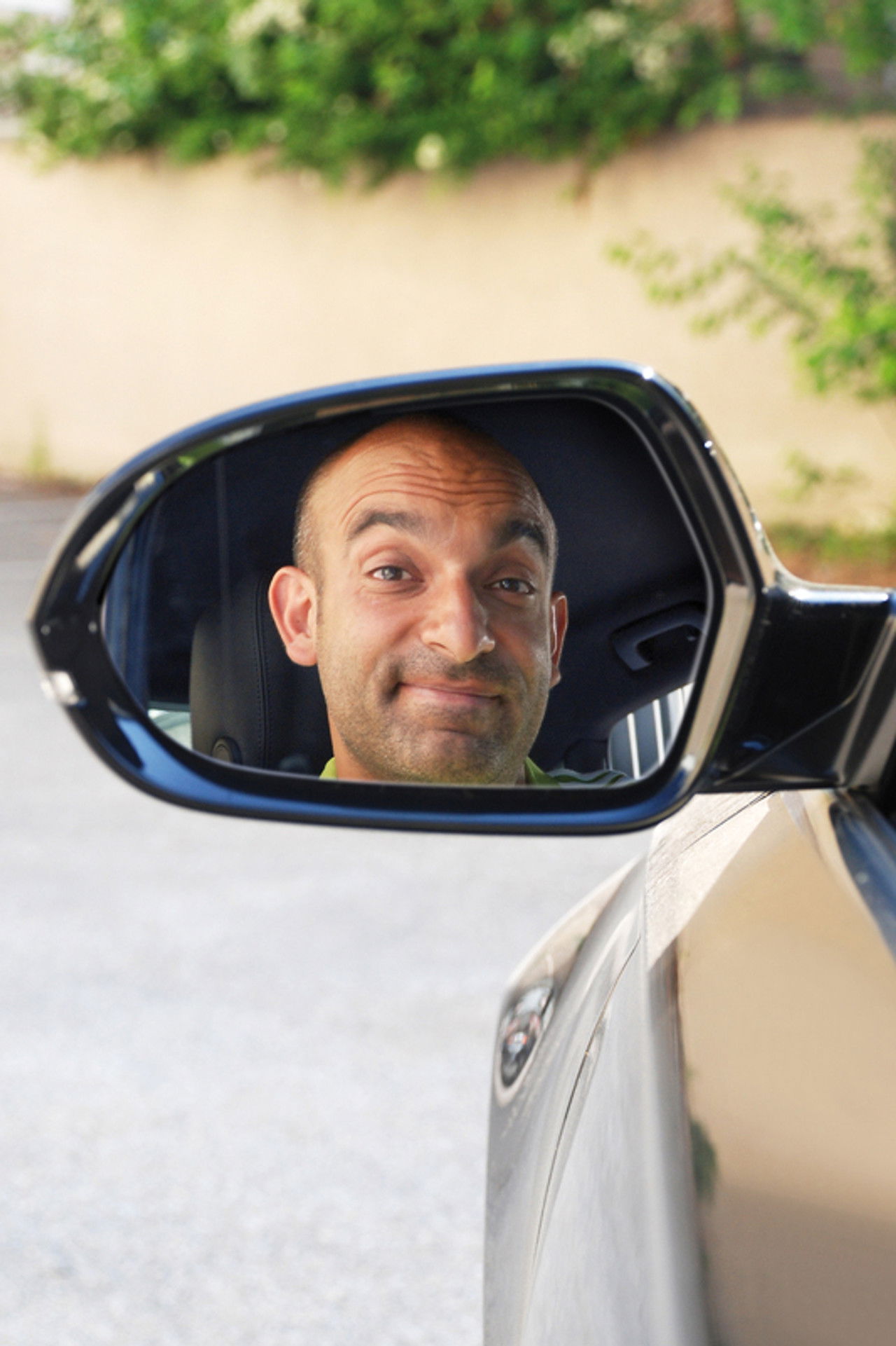 Django Asül – Pasqyrë e Pasme backdrop