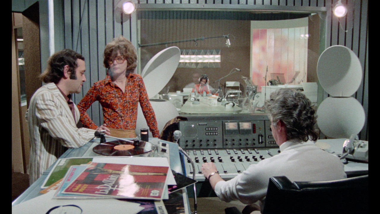 Everybody He Is Nice, Everybody He Is Beautiful backdrop