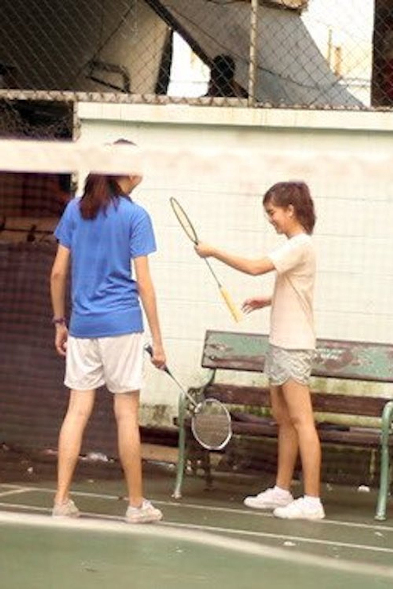 เด็กสาวสองคนในสนามแบดมินตัน filmaffisch