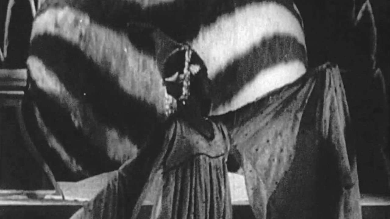 A Page of Madness still 10