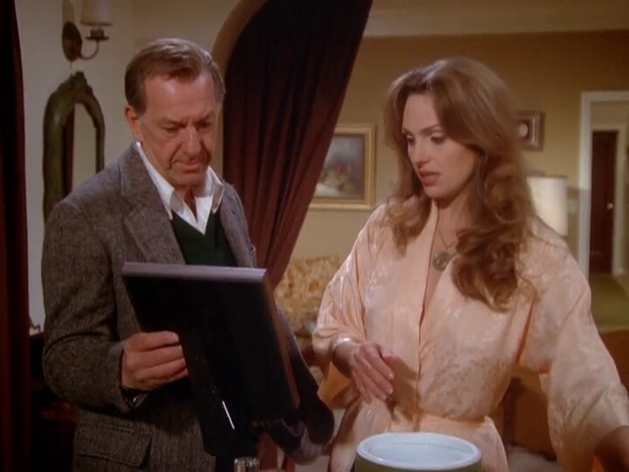 Quincy, M.E. - Season 3 Episode 17 : Ashes to Ashes