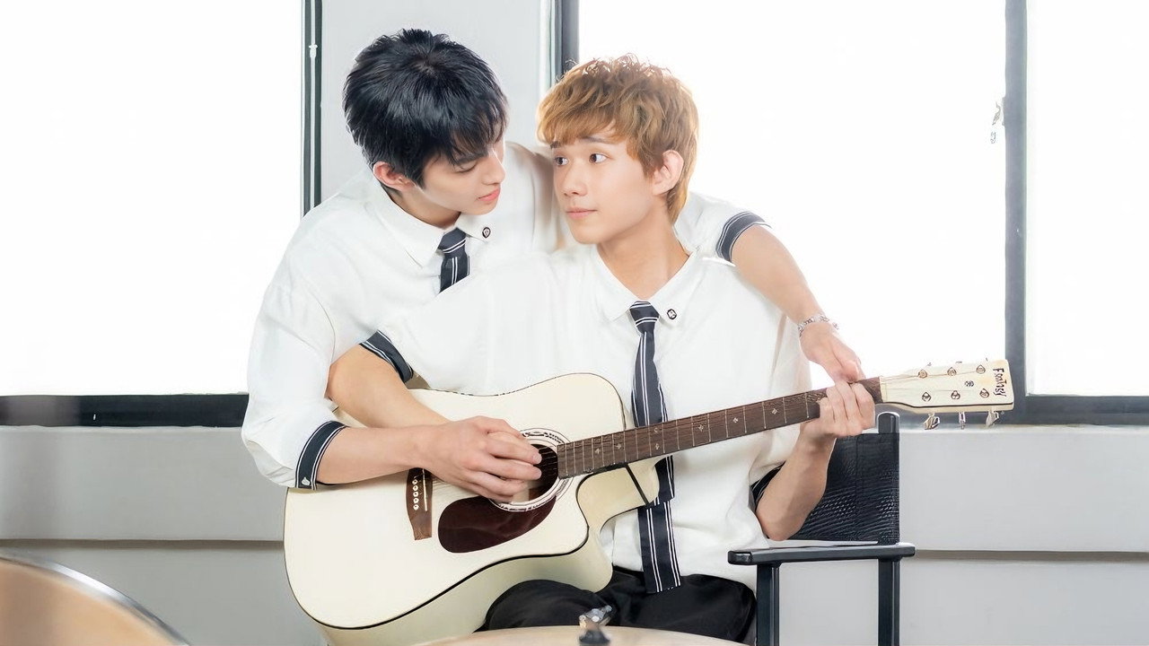 轉過頭幫你擦眼淚